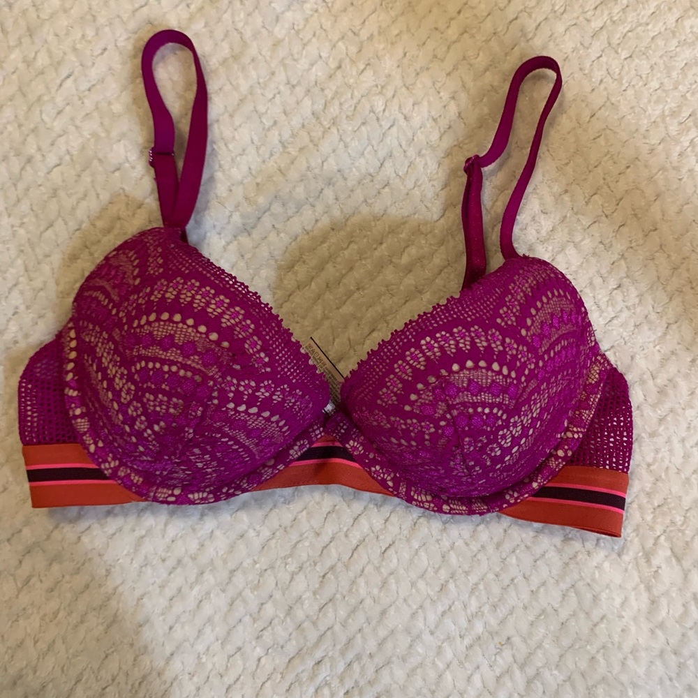 Very sexy Victoria's Secret 32c bra